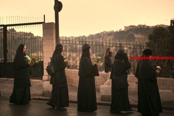 Dit Perzische gewaad bedekt het hele lichaam behalve het gezicht. (6) letters