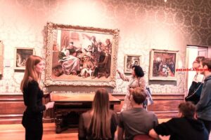 Een beeltenis met pek bestrijken (12)