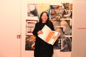 Grafisch ontwerpster die steeds kaler begint te worden