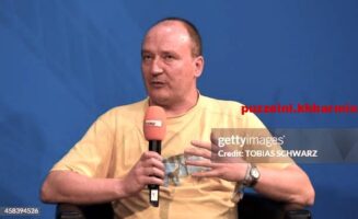 Wie schreef de roman Am kürzeren Ende der Sonnenallee over een groep tienerjongens tegen het decor van de DDR tijdens de jaren tachtig