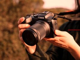 Zijn model trekt zich er niets van aan. (13)