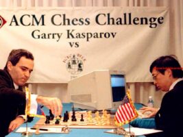 Engelse variant van blauw; schaakcomputer die in 1997 wereldkampioen Kasparov versloeg (4+4)