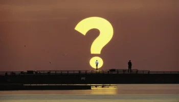 Tegenwoordig zit 't aan een aangerechte tafel een naaktloper wel mee (6)