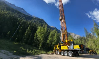 Uistekende meestamper op een bouwterrein (8)