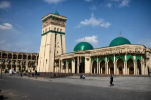 Voor deze Aziatische hoofdstad die aan de voet van de Elboers ligt geldt een negatief reisadvies (7)