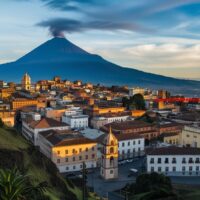 Deze stad in ecuador ligt op 2850 meter boven zeeniveau (5) letters