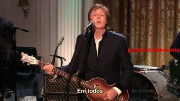 Hoe heet het lied waarin Paul McCartney en Stevie Wonder zingen over de donkere en lichte toetsen van een piano die in perfecte harmonie met elkaar leven