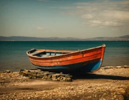 Klein type roei- of zeilboot dat vroeger vaak als vissersboot werd gebruikt. (3)