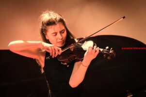 Traditionele aanmoediging in de coulissen voor een violist bij zijn of haar opkomst (9)