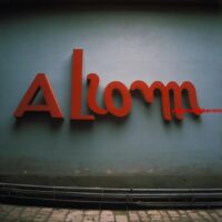 wat is een synoniem voor overal 4 letters