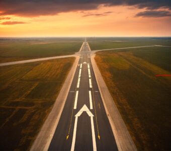 Draait op de gok de landingsbaan op. (8)