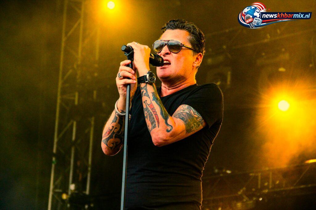 Van welke Nederlandse rockband was Barry Hay de zanger (6,7)