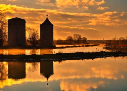 De kerktoren in deze Groningse plaats is schever dan die van Pisa