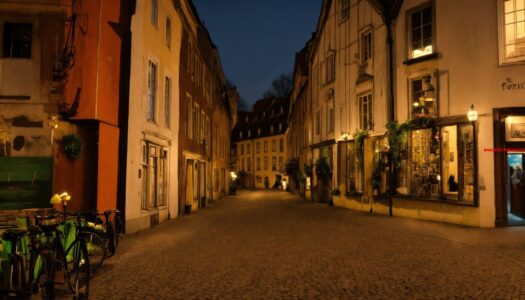 Van welke stad in Flevoland werd in 1975 met de bouw gestart