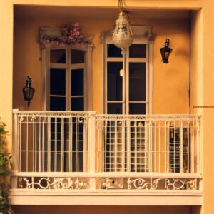 Hoe heet een balkon dat binnen het dakvlak valt (6) letters