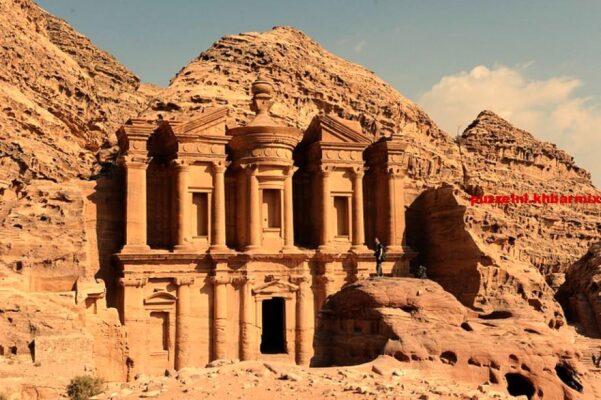 De hangende tuinen van deze stad uit de oudheid golden als wereldwonder. (7)