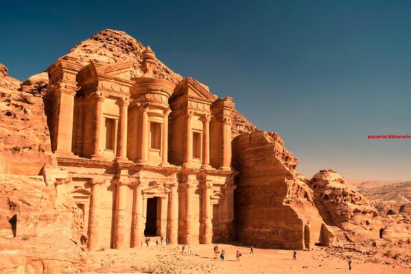 De hangende tuinen van deze stad uit de oudheid golden als wereldwonder. (7) letters