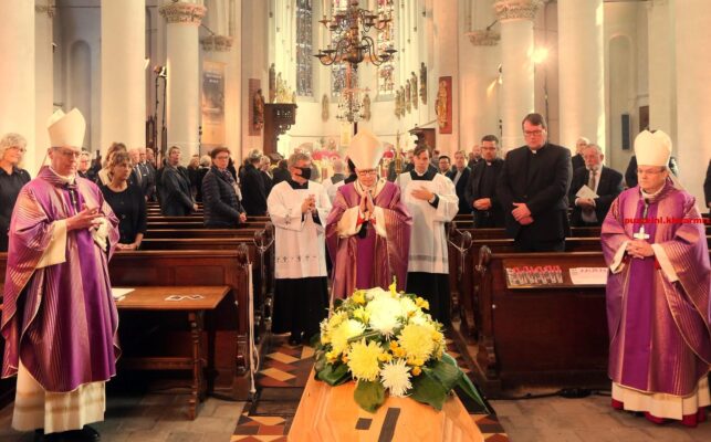 Functie tijdens een kerkelijke viering (6) letters