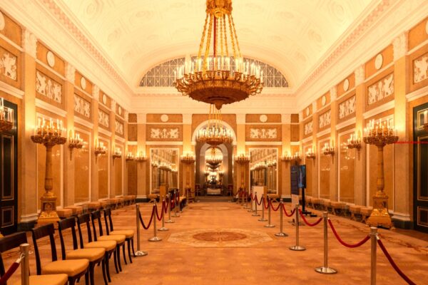 In welk Haags paleis bevindt zich de Oranjezaal (12) letters