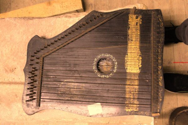 Snaarinstrument met 29 tot 42 snaren (5) letters