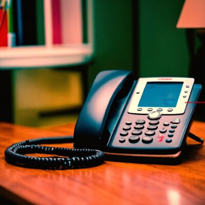 Telefoonverbinding alleen voor gesprekken in een gebouw (7) letters