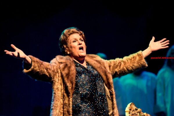 Zij zong jarenlang samen met Johnny Jordaan. (5.4)