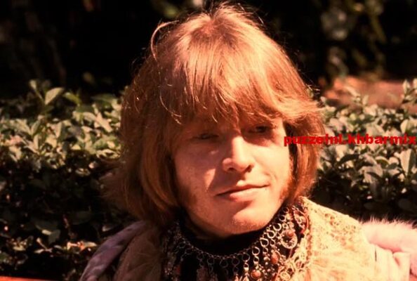 Dit Rolling Stoneslid werd in 1969 dood in zijn zwembad gevonden. (10) letters