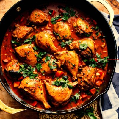 Hoe heet het klassieke Franse kipgerecht met rodewijnsaus (8) letters