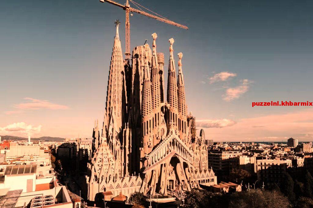 Welke architect ontwierp de Sagrada Família in Barcelona (5) letters