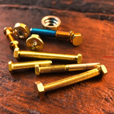 Zegt haast genoeg over de schroefdraad. (5)