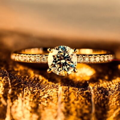 Zo wordt een huwelijk beneden iemands stand genoemd (11) letters