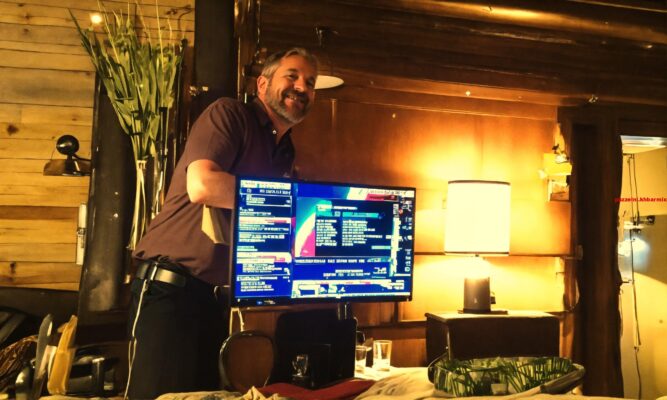 Daarmee geeft de tv-inspecteur een seintje. (5)