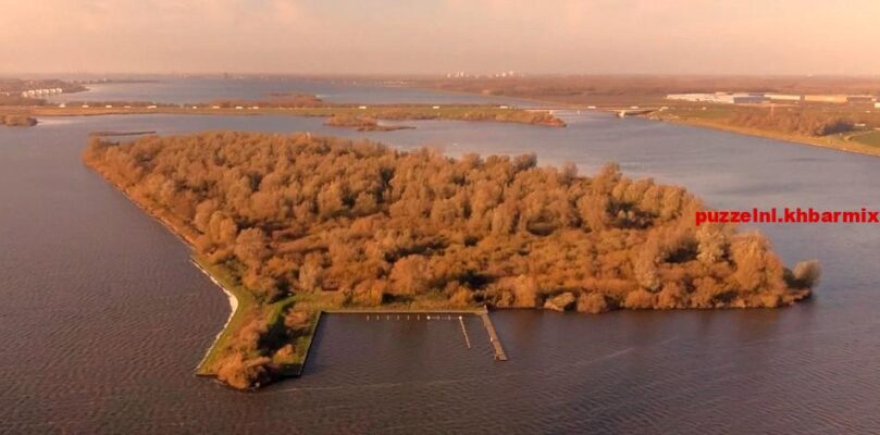 In welk water ligt het eiland 'De Dode Hond' (7) letters