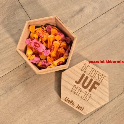 Kleverig snoepje in een aan beide zijden gedraaid papiertje. (6)