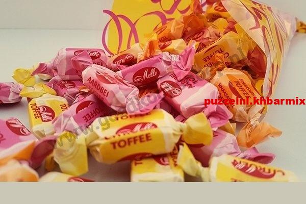 Kleverig snoepje in een aan beide zijden gedraaid papiertje. (6) letters