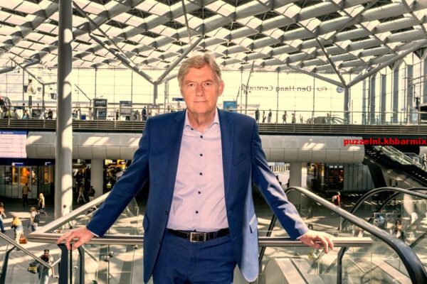 Tijdens de coronacrisis in 2020 verving hij korte tijd Bruno Bruins als minister van Medische Zorg en Sport (12)