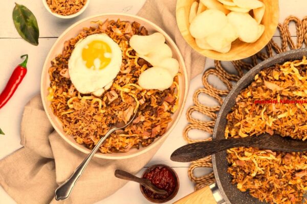 Welk ingrediënt is onmisbaar in nasi goreng (4) letters