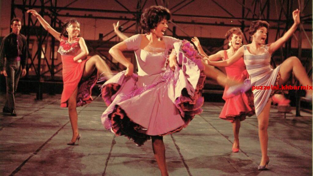 Hoe noemen de leden van de bende Puertoricanen zich die in de 'West Side Story' tegenover de Amerikaanse Jets komen te staan (6) letters