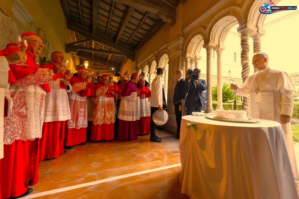 Hij is de diplomatiek vertegenwoordiger van de paus. (7)