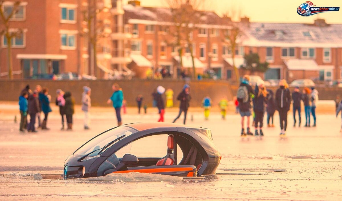 auto met toeristen zakt door ijs