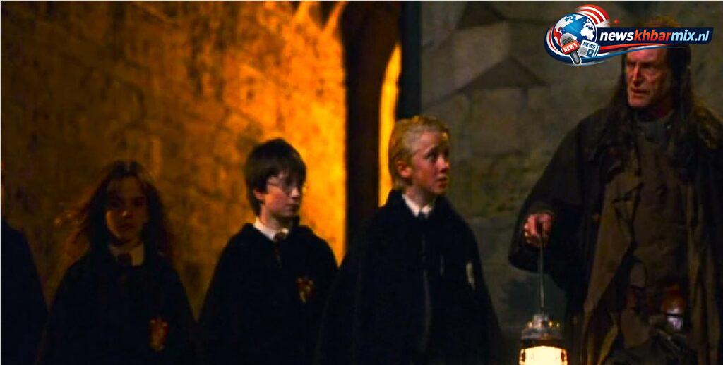 Hoe heet de gluiperige concierge die Harry Potter voortdurend op overtredingen probeert te betrappen (6)