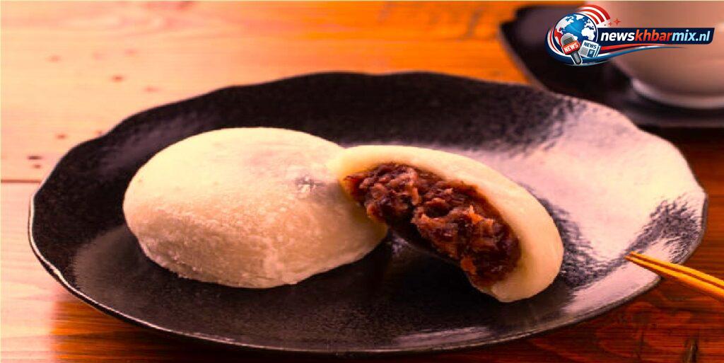 Deze Japanse lekkernij wordt vaak gevuld met rodebonenpasta en is zacht en zoet. (5)
