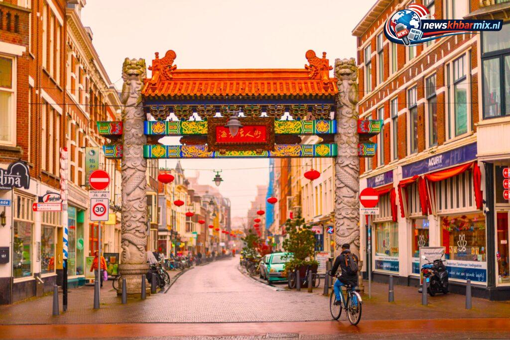 Deze straat vormt het hart van Chinatown in Amsterdam. (6)