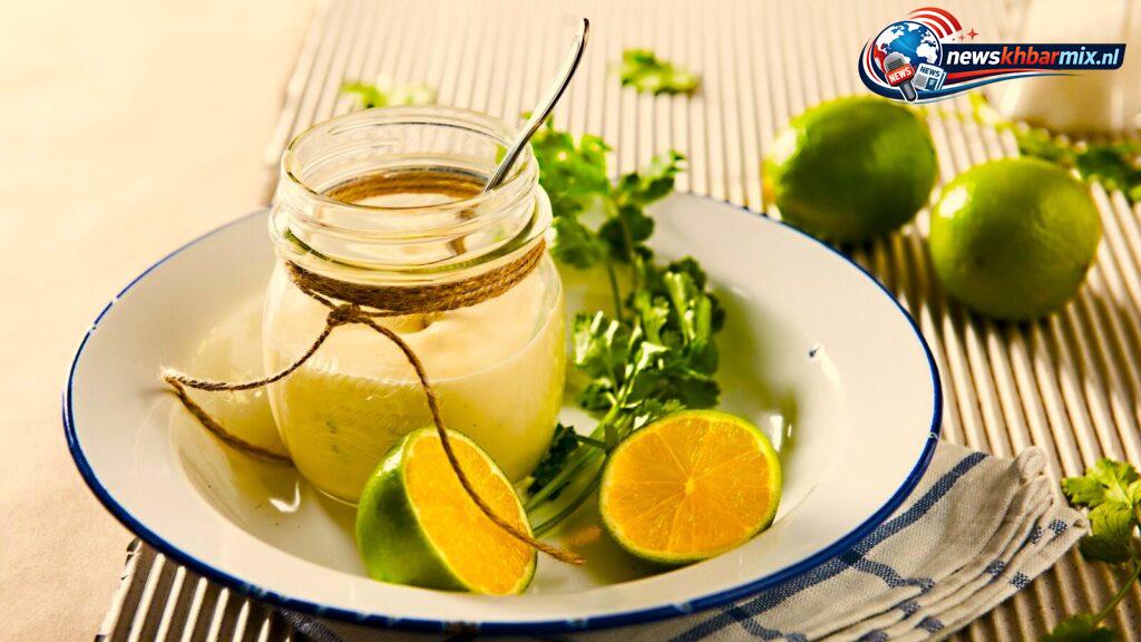 Dressing op basis van mayonaise met wat yoghurt, citroensap en mosterd. (7)