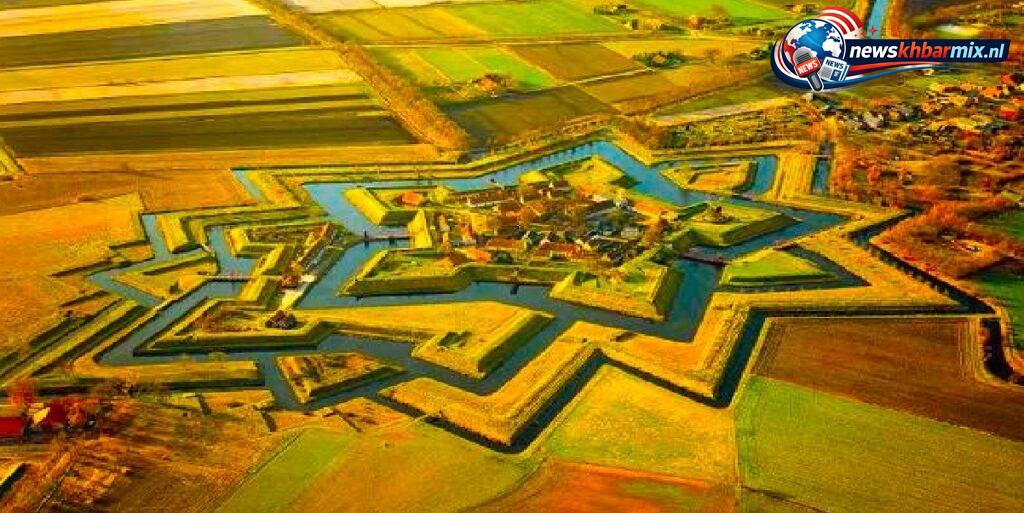 Dit Groningse vestingdorp is in originele staat herbouwd. (9)