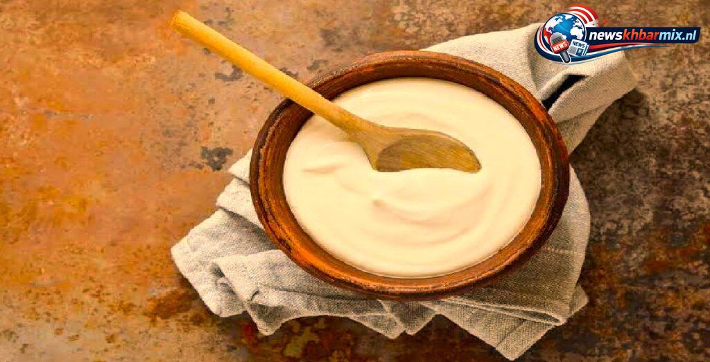 Uit Denemarken afkomstig melkproduct dat tussen yoghurt en kwark in zit. (4)